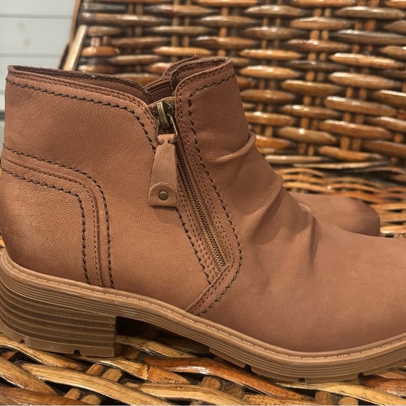 Clarks Women's Heart Dove Tan Nubuck Brun Ankle Boots Size 8 - Picture 5 of 14